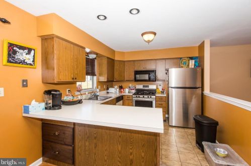 211 Cherrywood Ct, Pottstown PA 19464-9230 exterior