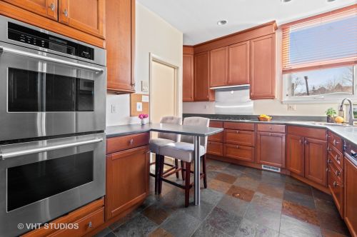 1335 Sandburg Ter, Chicago IL 60610-1507 exterior