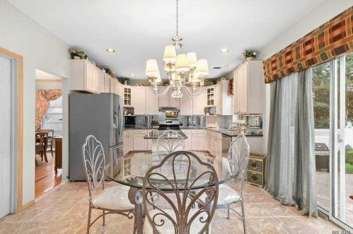 5 Hyacinth Ct, Huntington Station NY 11747-4242 exterior