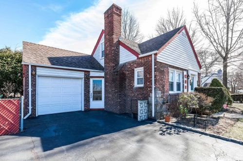 291 Fletcher Ave, Valley Stream, NY 11580-3339