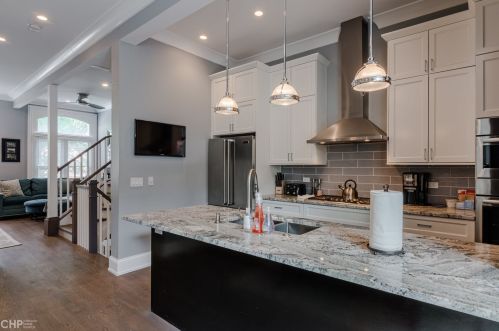 113 Elm St, Chicago IL  60610-2805 exterior