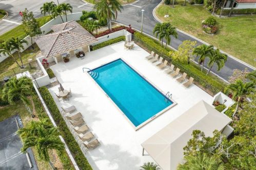 53 Hampshire Ln, Boynton Beach FL 33436-7414 exterior