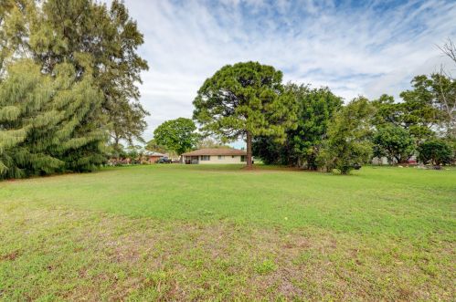 218 Cherryhill Rd, Fort Pierce FL 34953-6232 exterior