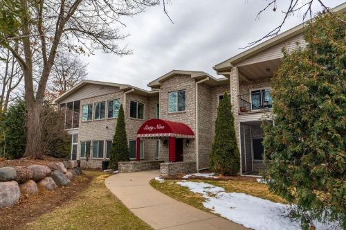 69 Cherokee Cir, Madison, WI 53704-7816