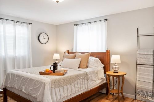 11 Claremont Ave, Enfield CT 06082-3727 exterior