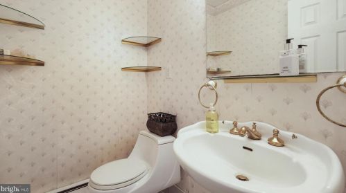 1078 Corn Crib Dr, Huntingdon Valley PA 19006-3306 exterior