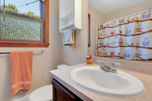 24 Roland St, Enfield CT 06082-5770 exterior