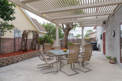 15542 Cornuta Ave, Bellflower CA 90706-4805 exterior