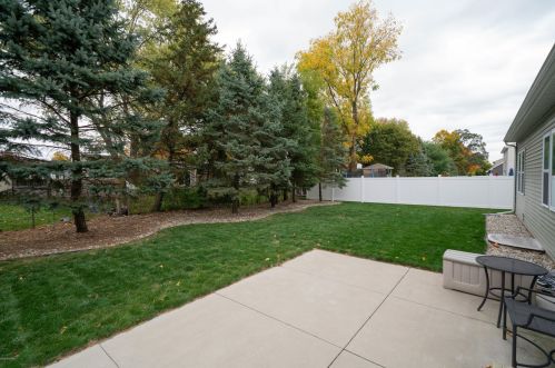 2626 Avalon Woods Dr, Kalamazoo MI 49024-7733 exterior