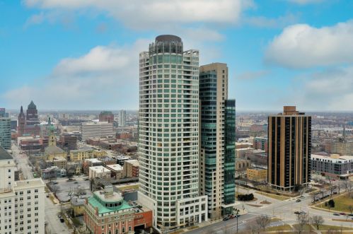 825 Prospect Ave, Milwaukee WI  53202-3915 exterior