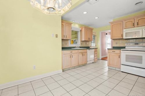 70 Kohary Dr, Milford CT 06460-4949 exterior