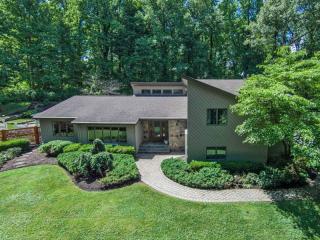 27 Chester Woods Dr, Chester, NJ 07930-2830