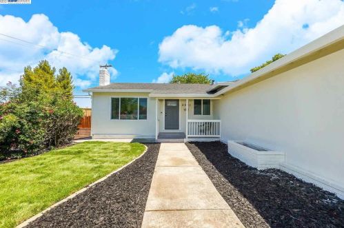 5501 Arizona Dr, Concord CA  94521-4026 exterior