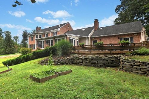 55 Mtn Brk Rd, North Haven CT 06473-1019 exterior