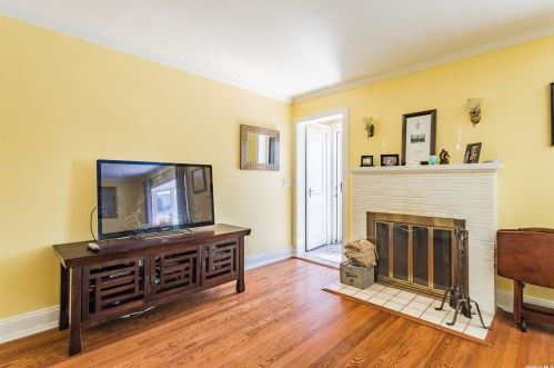 35 Leyden St, Huntington Station, NY 11746-1824