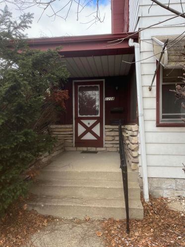 2208 84th St, Milwaukee, WI 53227-1740