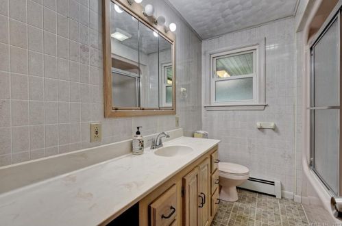 26 Iroquois Rd, Enfield CT 06082-6122 exterior