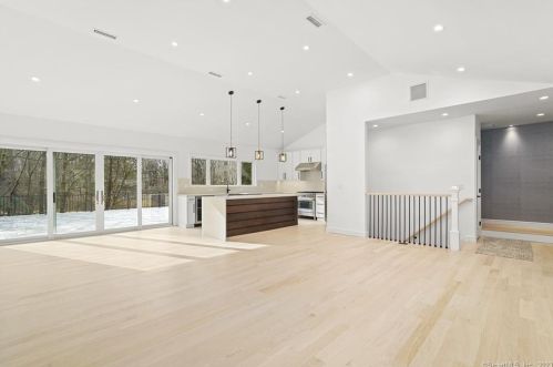 37 Walnut Hill Rd, Ridgefield CT  06877-2906 exterior