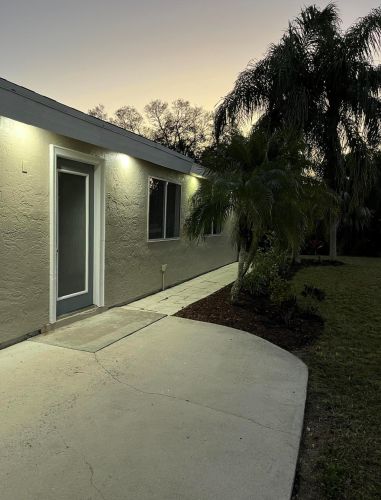 592 Whitmore Dr, Fort Pierce FL  34984-4570 exterior