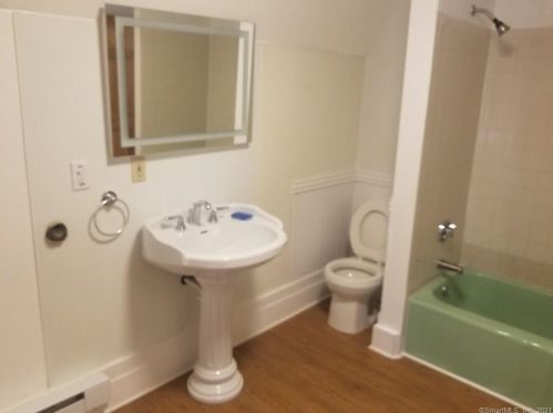 10 Lafayette St, Derby CT 06418-1706 exterior