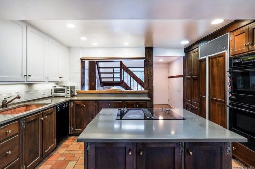 6 Half Mile Rd, Armonk NY exterior