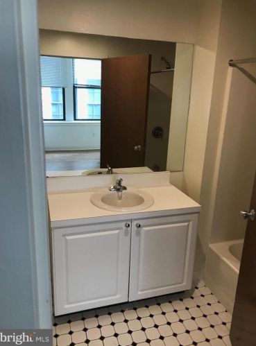 1229 Chestnut St, Philadelphia PA 19107-4140 exterior