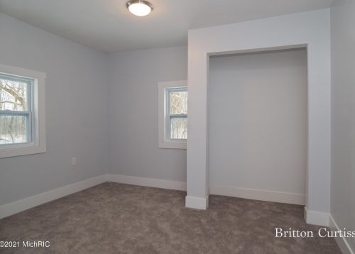 143 Irving Rd, Middlevle MI 49333-8377 exterior