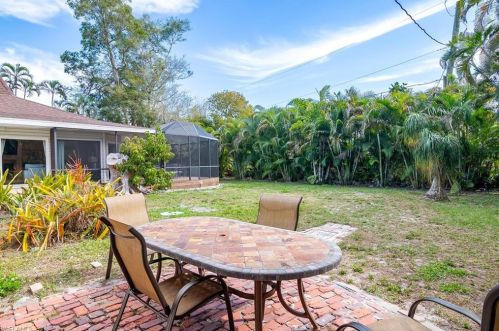 1266 Michigan Ave, Naples FL 34103-3873 exterior