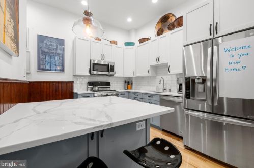 526 Girard Ave, Philadelphia PA 19130-1617 exterior