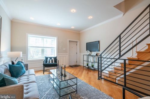 1737 Christian St, Philadelphia, PA 19146-1907