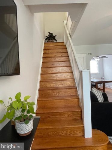 6131 Erdrick St, Philadelphia PA 19135-3516 exterior