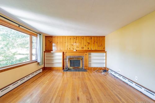 30 Fairview Ave, Enfield CT 06082-4344 exterior