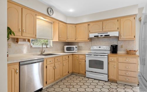 2 Furth Rd, Valley Stream NY 11581-2531 exterior