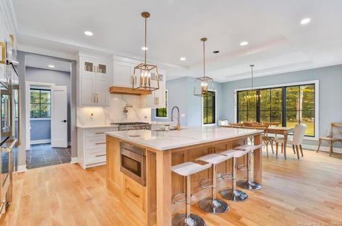 232 Bayberry Ln, Westport CT 06880-4033 exterior