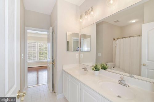 19372 Ml Dm Pl, Leesburg VA 20176-1637 exterior