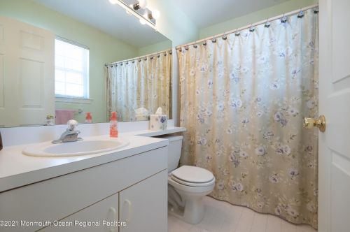 12 Perri Rd, East Freehold NJ 07728-4139 exterior