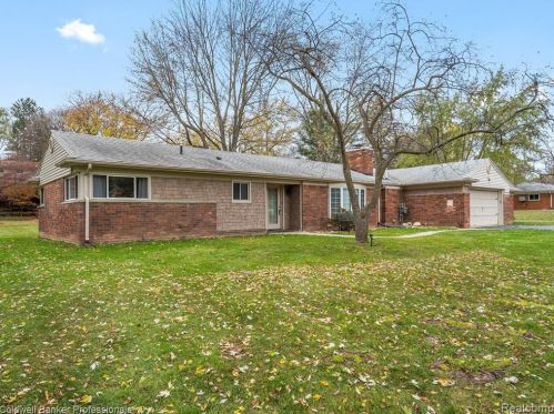 1656 Crooks Rd, Rochester, MI 48309-2940