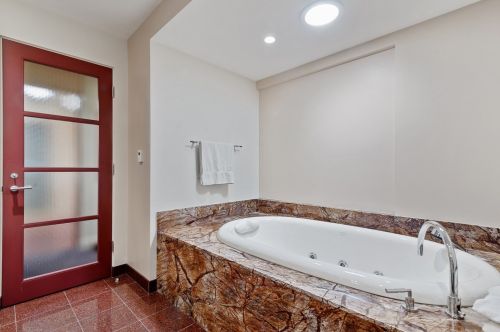 6461 Longmeadow Ave, Chicago IL 60712-3205 exterior