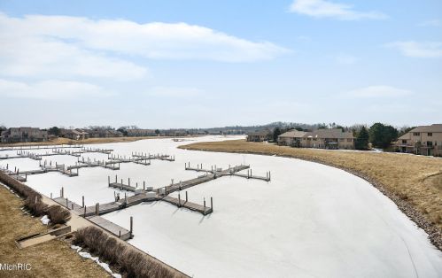 3713 Marina View Pt, Meskegon MI 49441-6406 exterior