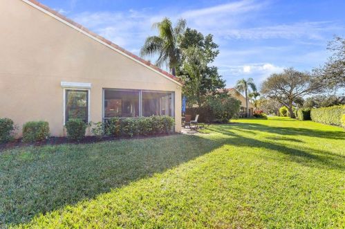 566 Beachwalk Cir, Naples FL 34108-7734 exterior