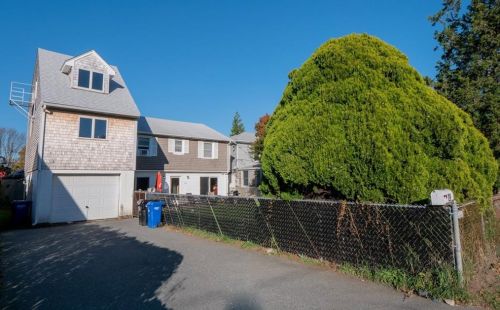 29 Eastnor Rd, Middletown, RI 02840-3854