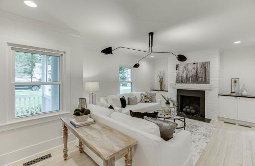 239 Midvale Dr, Atlanta GA  30342-3326 exterior