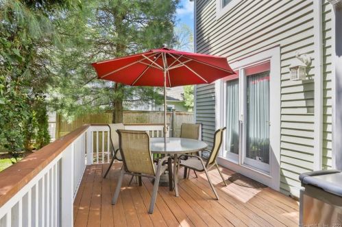 2 Cannon Brk Ln, Norwalk CT 06851-3835 exterior