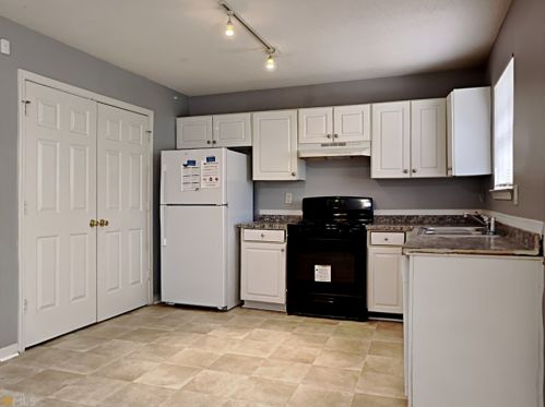 5272 Shirewick Dr, Lithonia GA  30058-3861 exterior