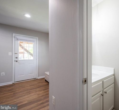 6940 Lerwick Ct, Alexandria VA  22315-5717 exterior