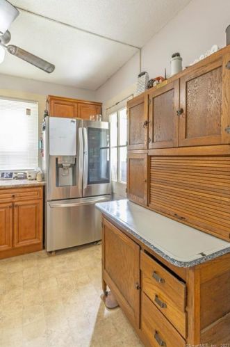 211 Woodbridge St, Manchester CT 06042-2346 exterior