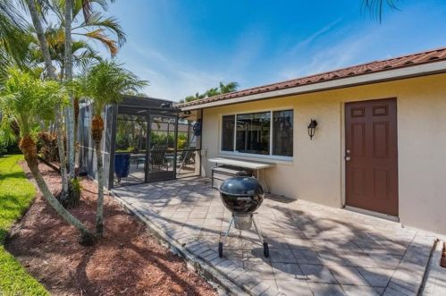 160 Madison Dr, Naples FL 34110-1323 exterior