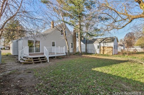 1154 Lakeside Dr, Grand Rapids MI 49503-3812 exterior