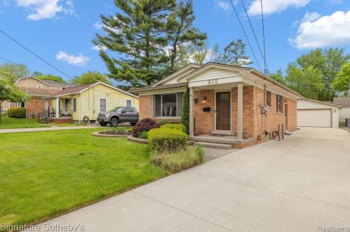 912 1st St, Rochester, MI 48307-1882