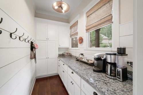 9065 Hayes Dr, Gainesville, GA 30506-6204